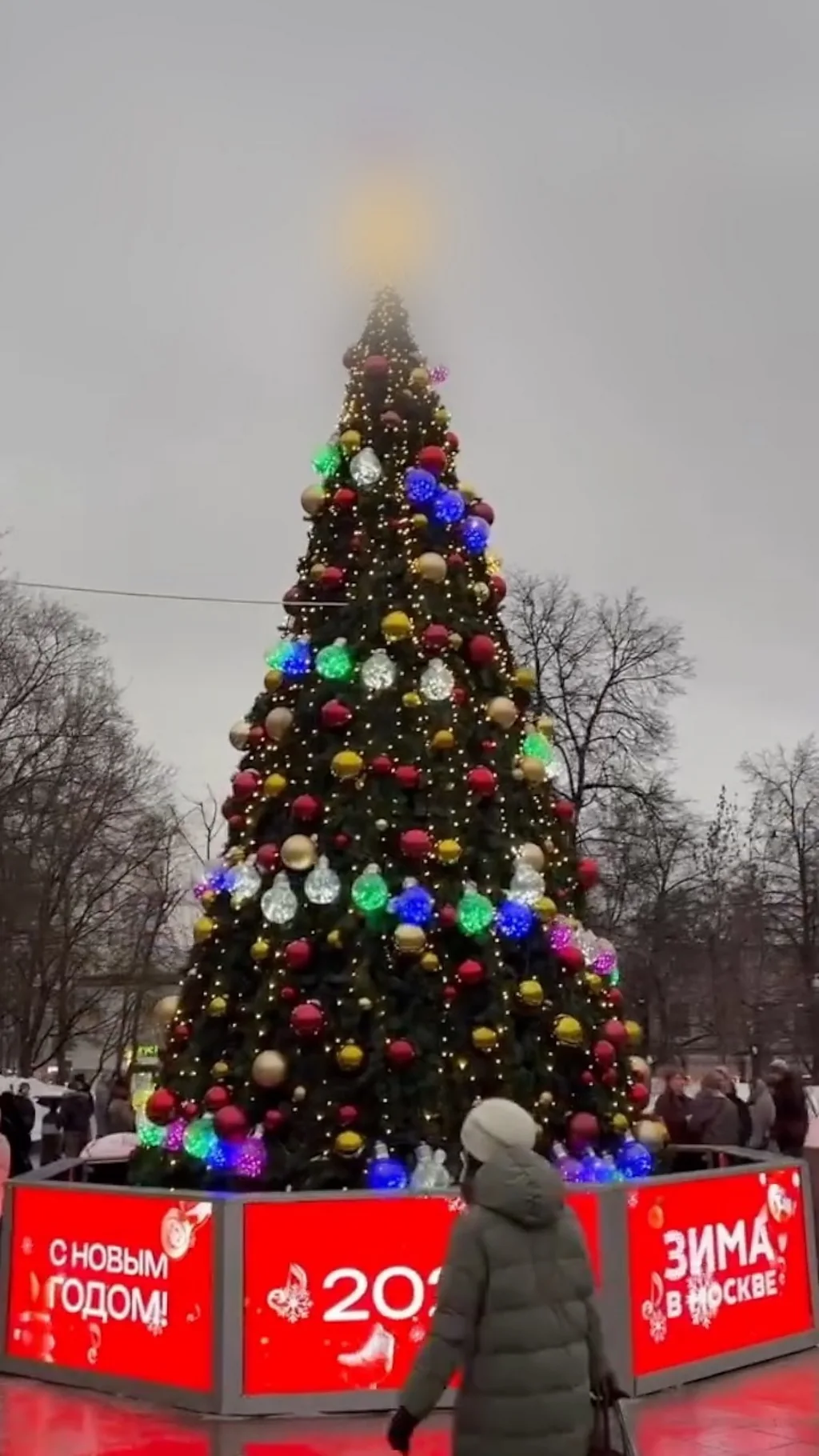 Новогодние украшения в столице решили оставить до весны