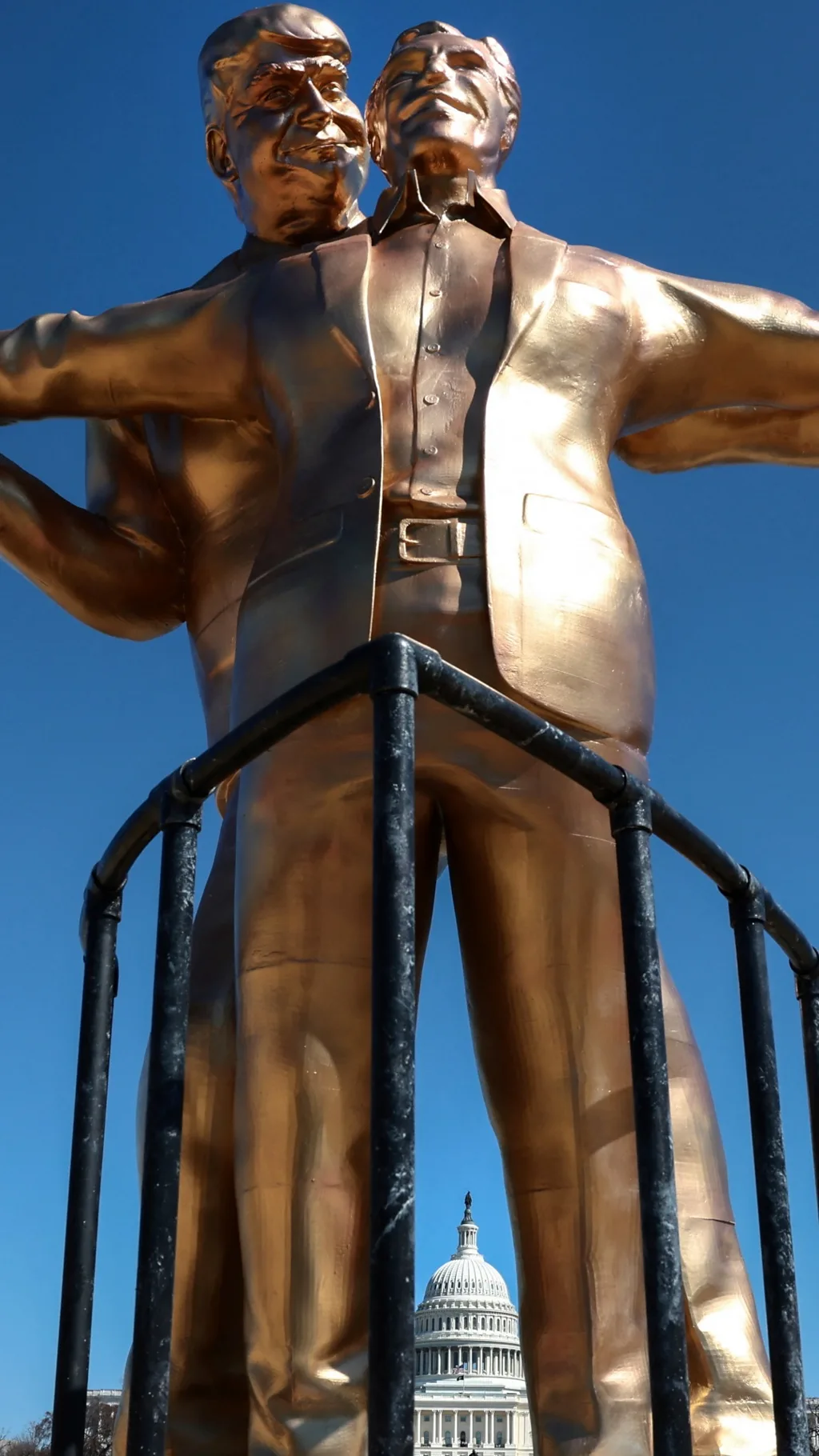 ‘Titanik’: Statua Trampa i Epstina u Vašingtonu