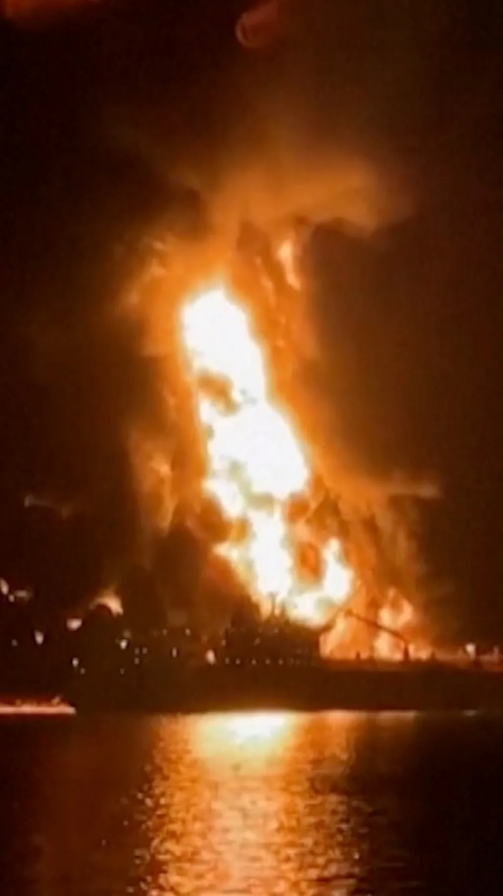 горящий танкер