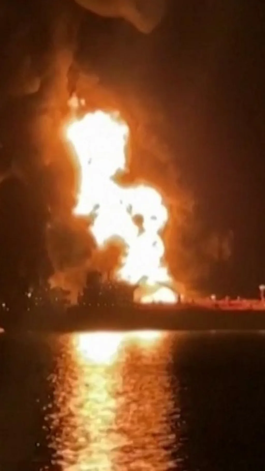 เพลิงไหม้เรือบรรทุกน้ำมัน หลังถูกโจมตีในอ่าวอาหรับ