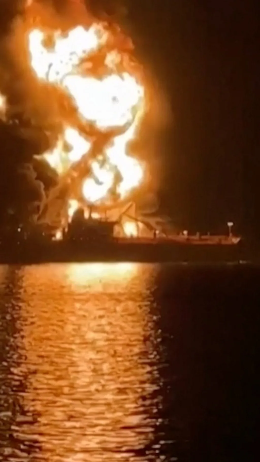 खाडी क्षेत्रमा आक्रमणपछि ट्याङ्करमा आगजनी