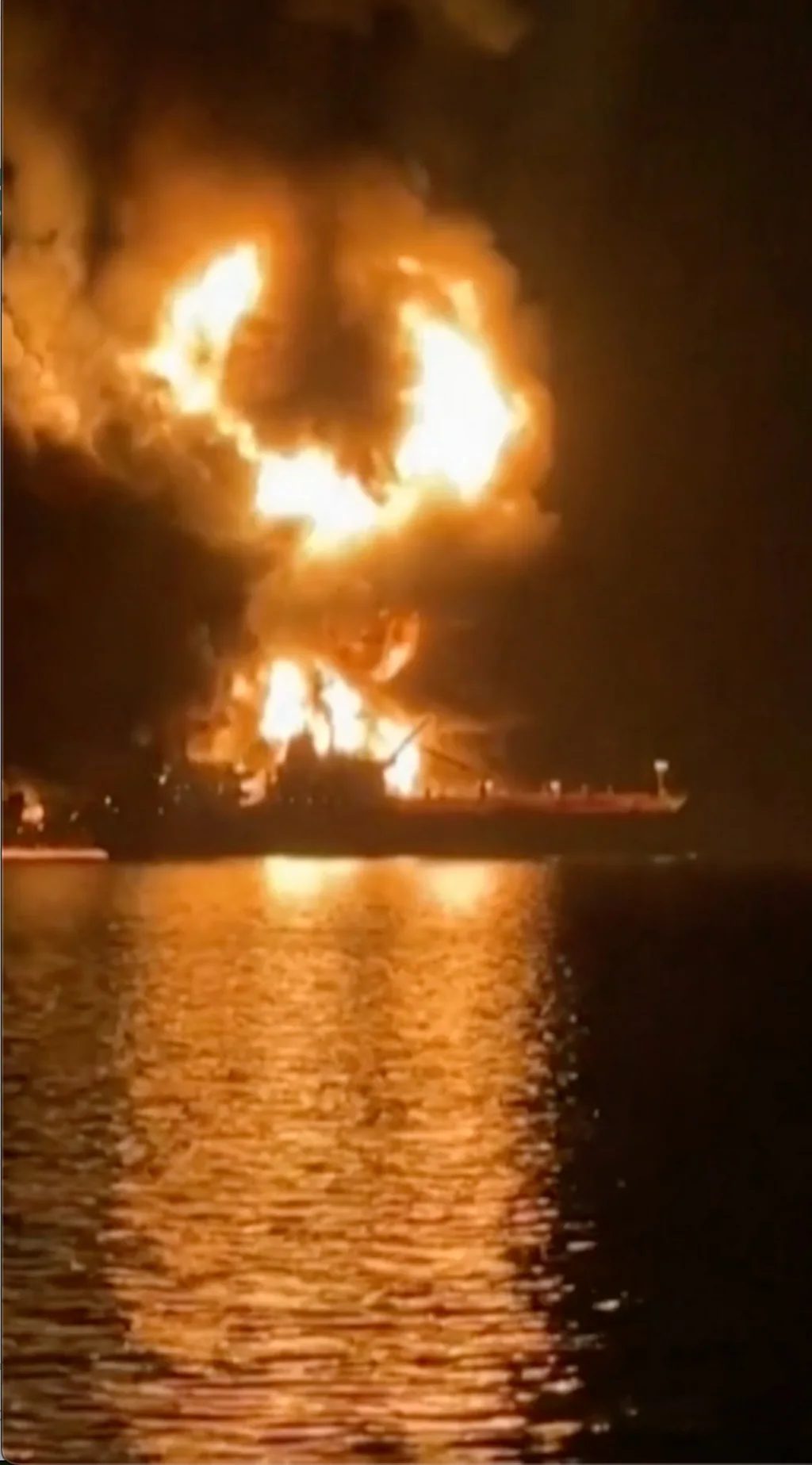 Neft tankeri yonib ketdi - javobgarlikni Tehron oldi