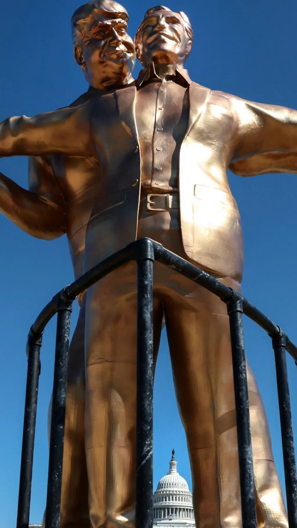 ट्रंप और एपस्टीन का 'टाइटैनिक' पोज़ वाला वायरल स्टैच्यू