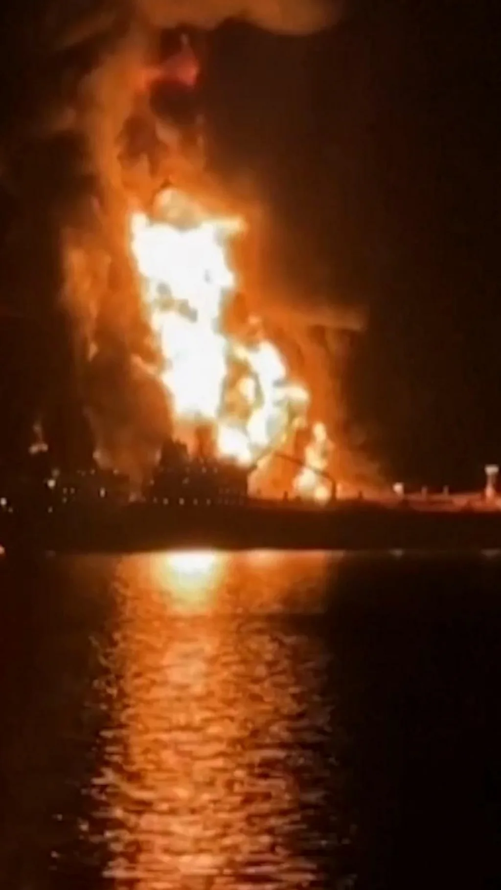 दोन तेल टँकर जहाजांवर इराकच्या समुद्रात हल्ले झाले तो क्षण...