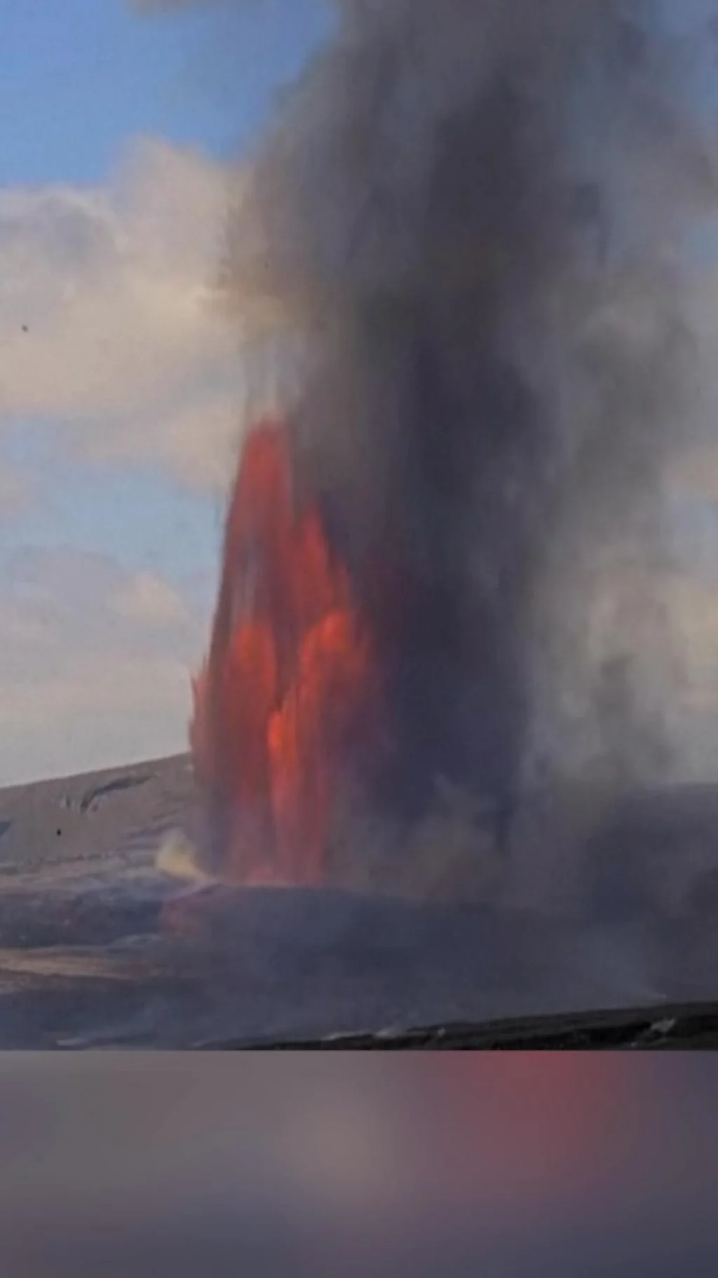हवाईमध्ये ज्वालामुख उद्रेक लाव्हाच्या कारंज्यांची थरारक दृश्यं