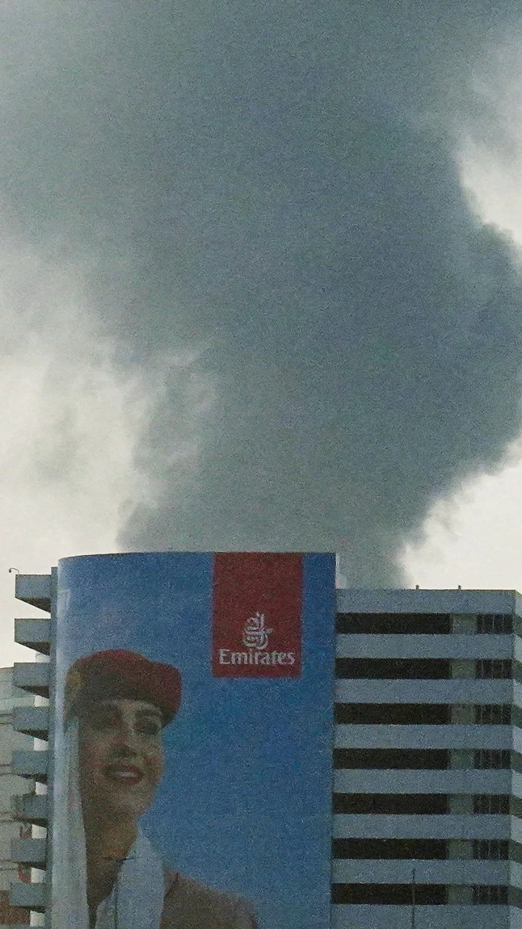 दुबई विमानस्थलनजिक धूवाँ र आगो