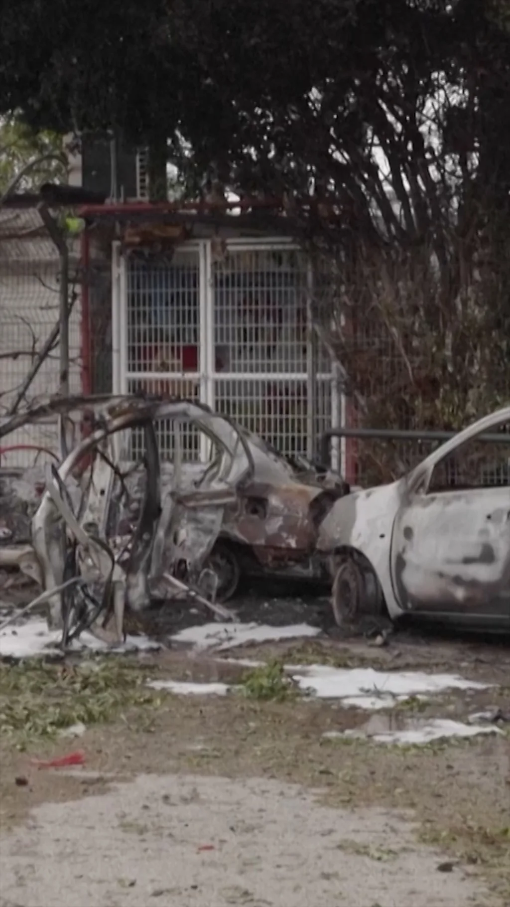 сгоревший автомобиль у поврежденной стены