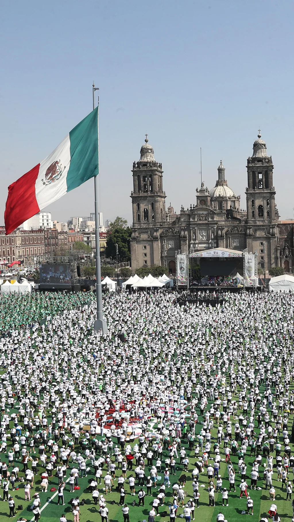hiljade ludi trenira zajedno fudbal na evestackoj travi na trgu u meksiko sitijju