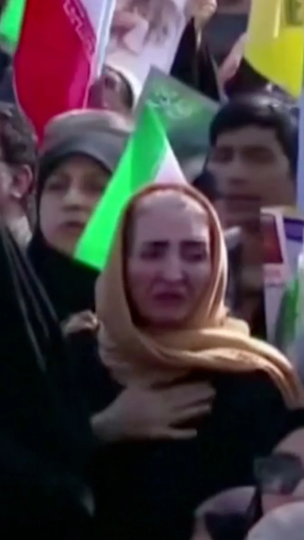 Tehronda Xavfsizlik Kengashi rahbari Ali Larijoniy dafn marosimiga minglab inson yig‘ildi.