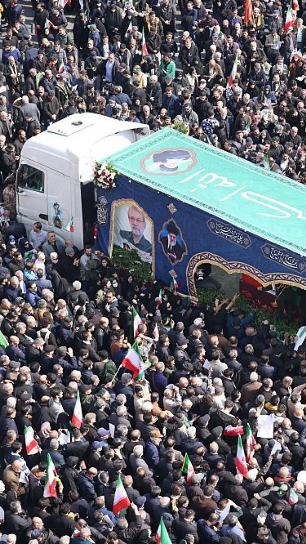 ईरान के सुरक्षा प्रमुख अली लारिजानी के जनाज़े में जुटे हज़ारों लोग