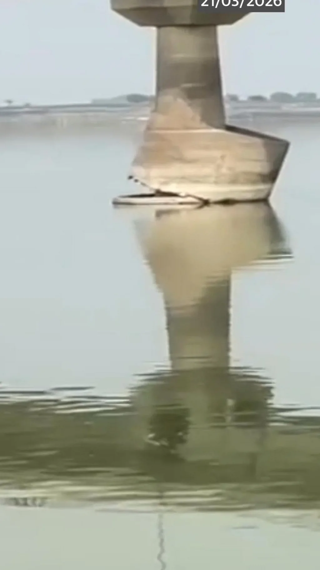 બ્રિજની પ્રોટેક્શન વૉલ તૂટી, 'જોખમી' રીતે વાહનવ્યવહાર ચાલુ