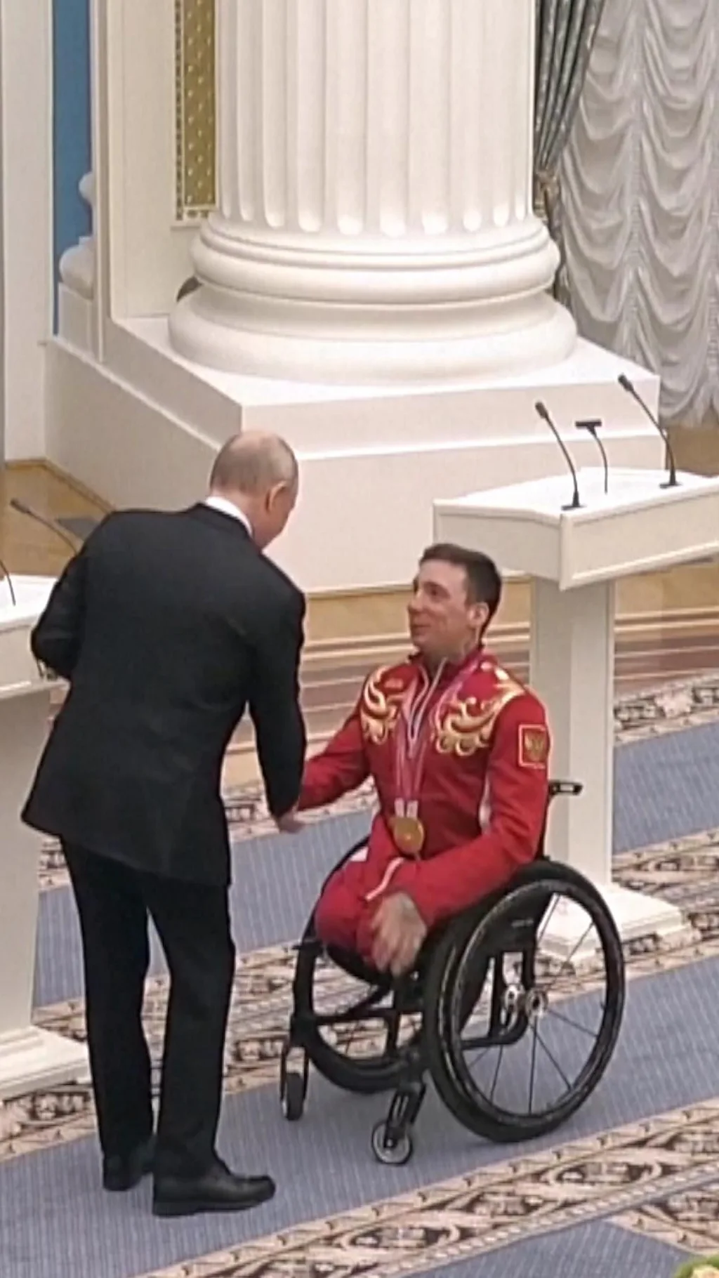 पैरालंपिक खिलाड़ी के लिए झुके पुतिन