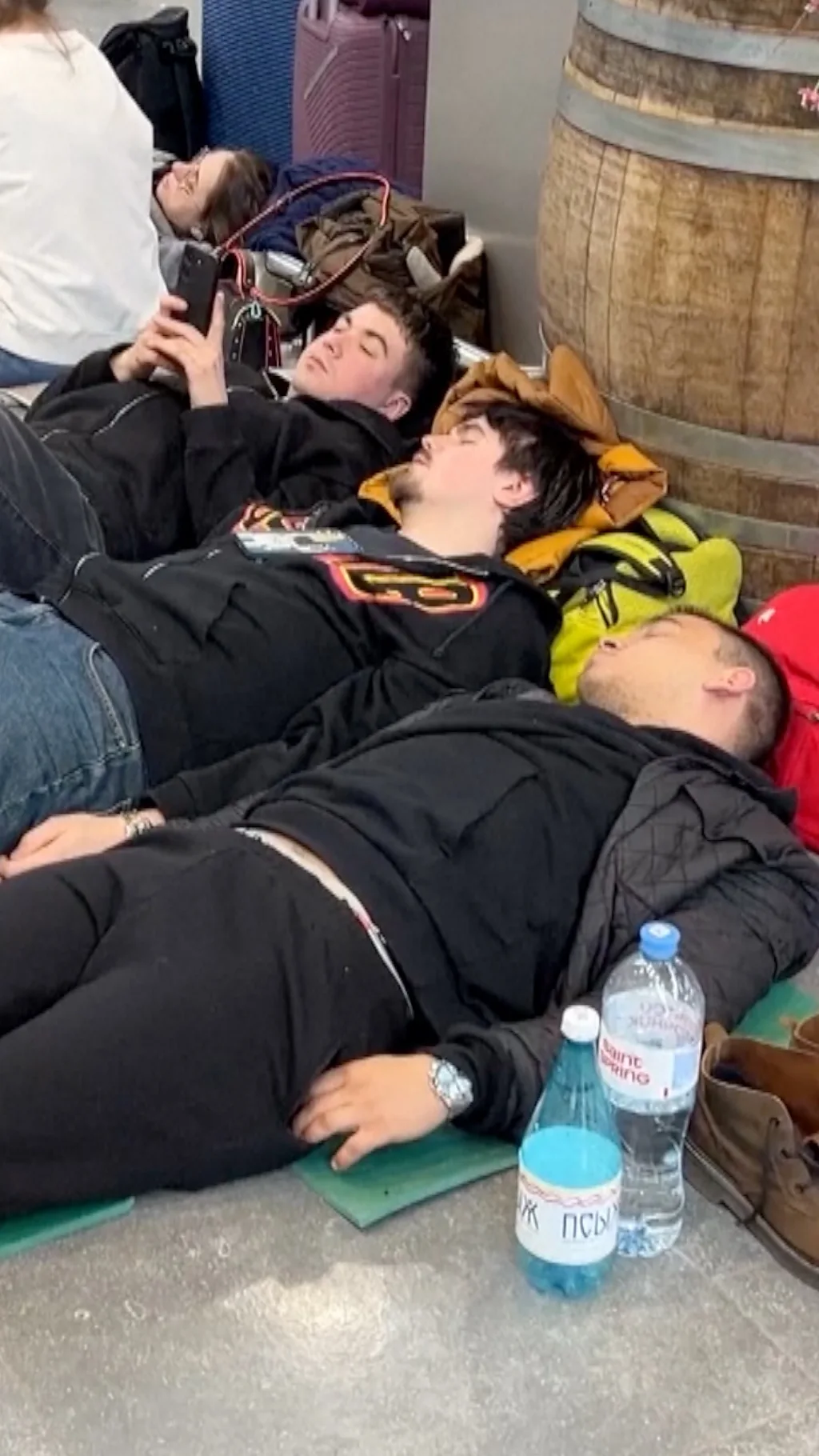 Мужчны спят на полу