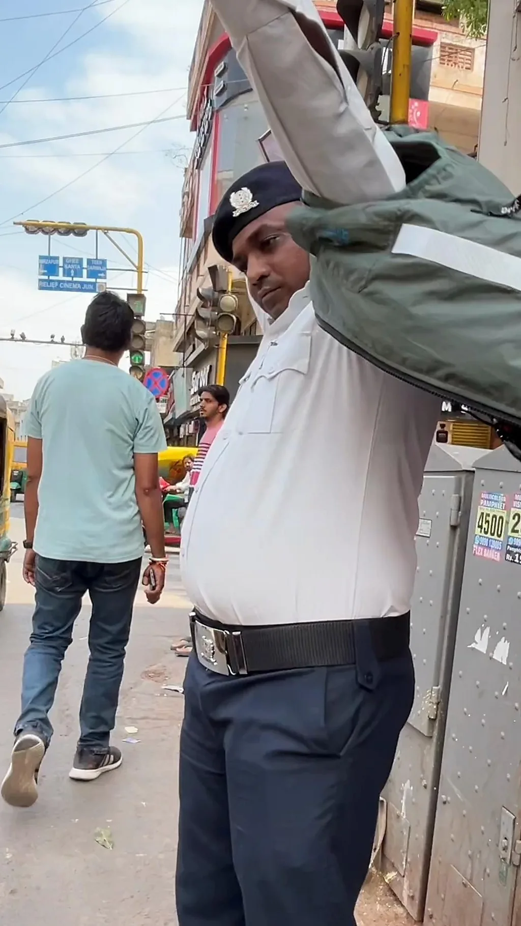 અમદાવાદ ટ્રાફિક પોલીસનું એવું જેકેટ જે આકરી ગરમીમાં પણ ઠંડું રહેશે