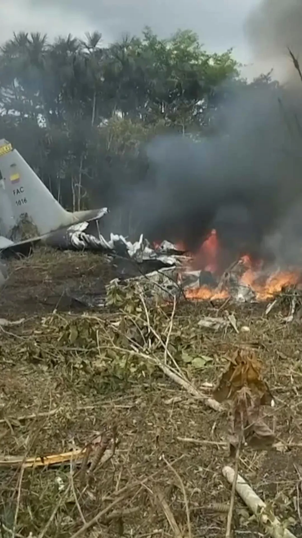 कोलम्बियामा सैन्य विमान दुर्घटना।