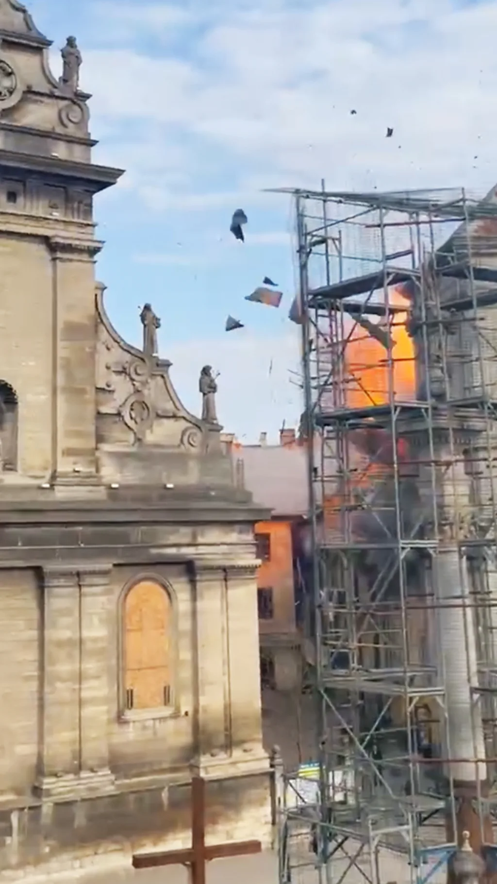 Момент попадания дрона в здание во Львове.