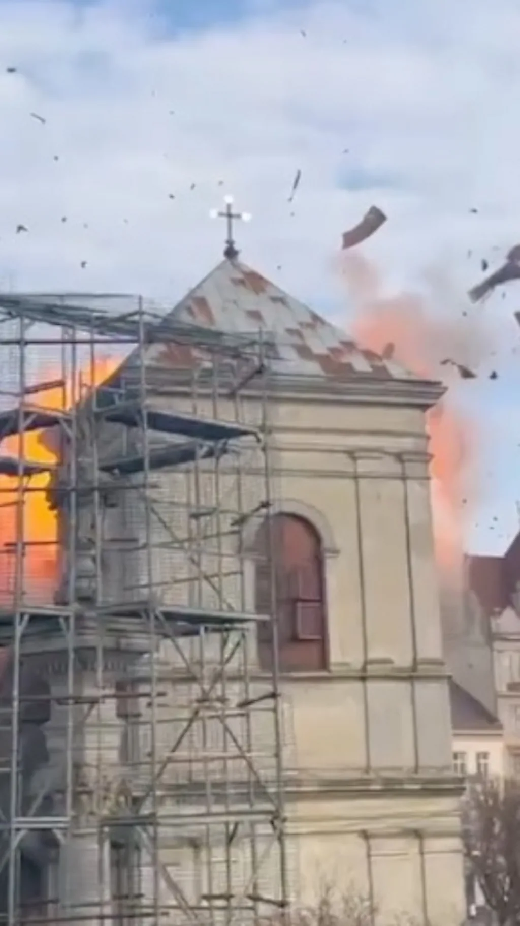 นาทีโดรนรัสเซียพุ่งชนโบสถ์อายุ 400 ปีในยูเครน