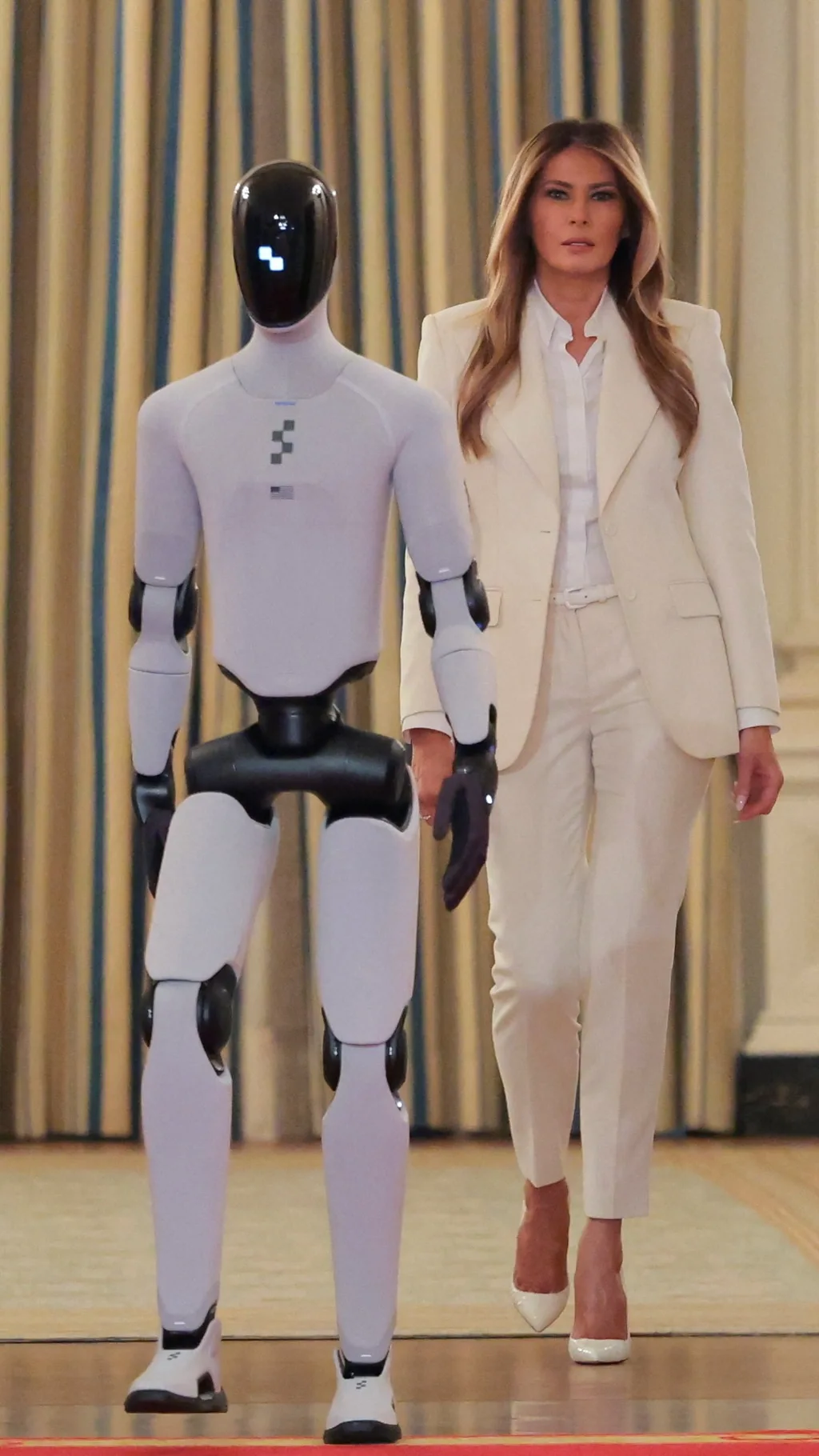 Мелания Трамп и робот в Белом доме