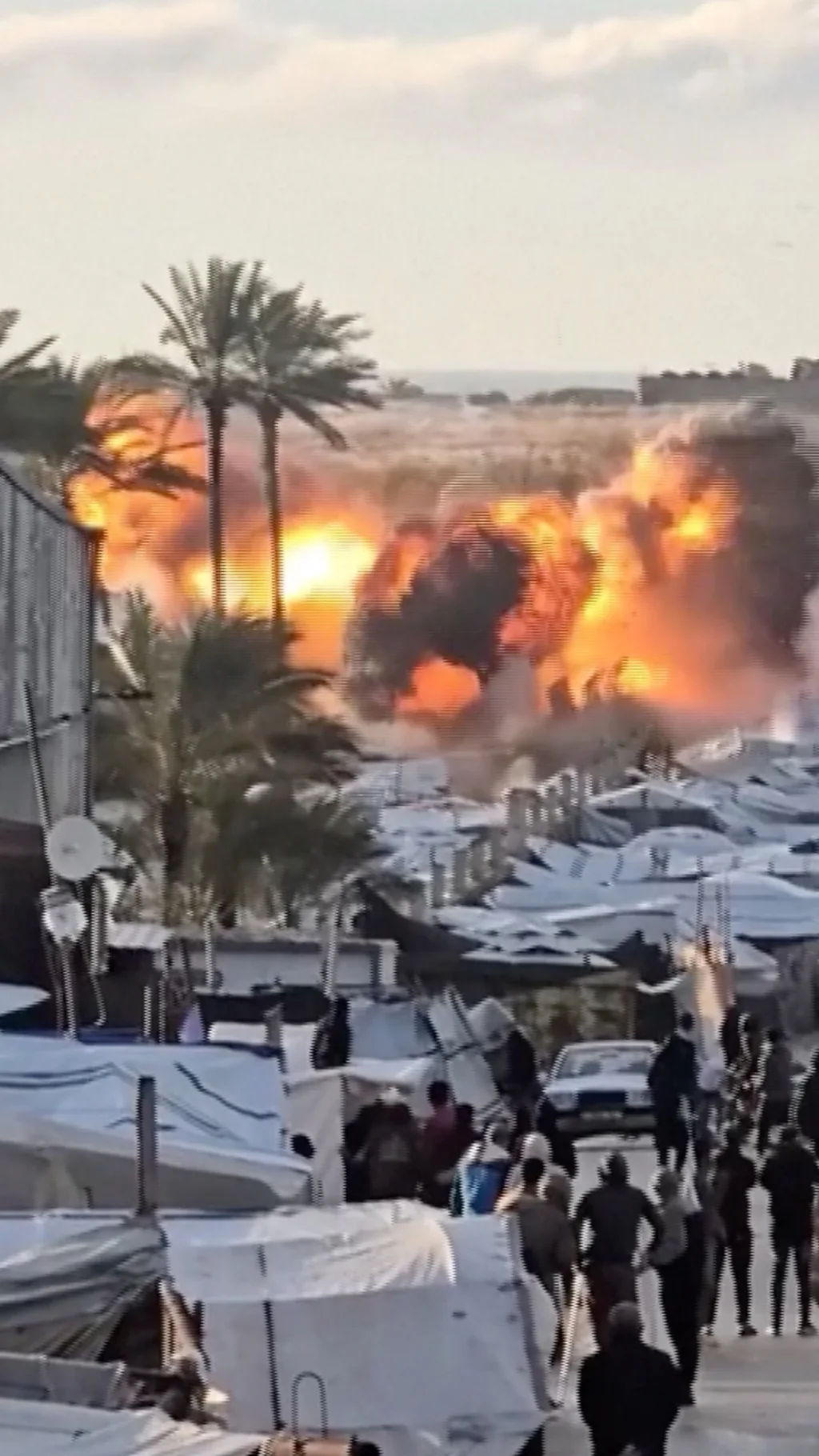 Облака дыма и огонь над палатками