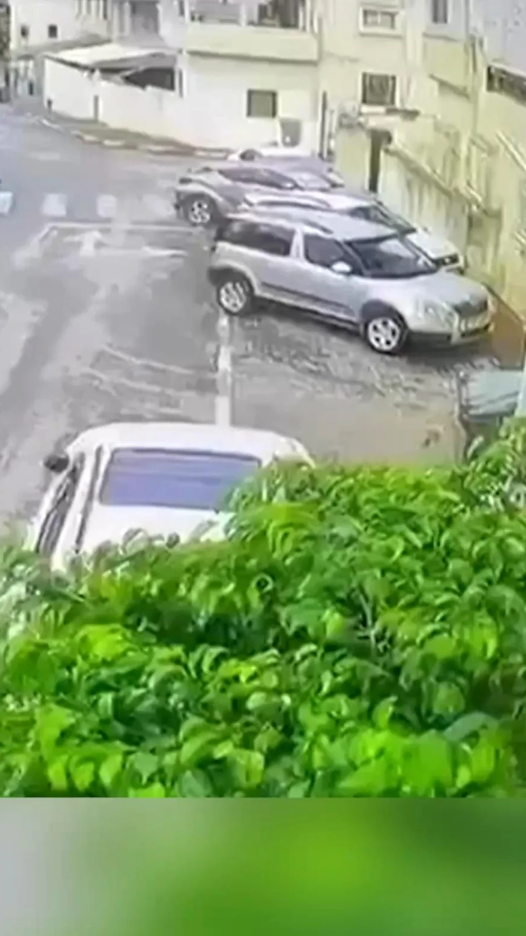 காணொளி: இஸ்ரேலிய குடியிருப்பு பகுதியில் விழுந்த இரானிய ஏவுகணை பாகம்