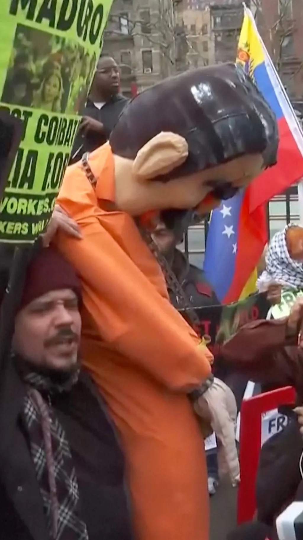 Мужчина держит куклу в форме президента Венесуэлы Николас Мадуро