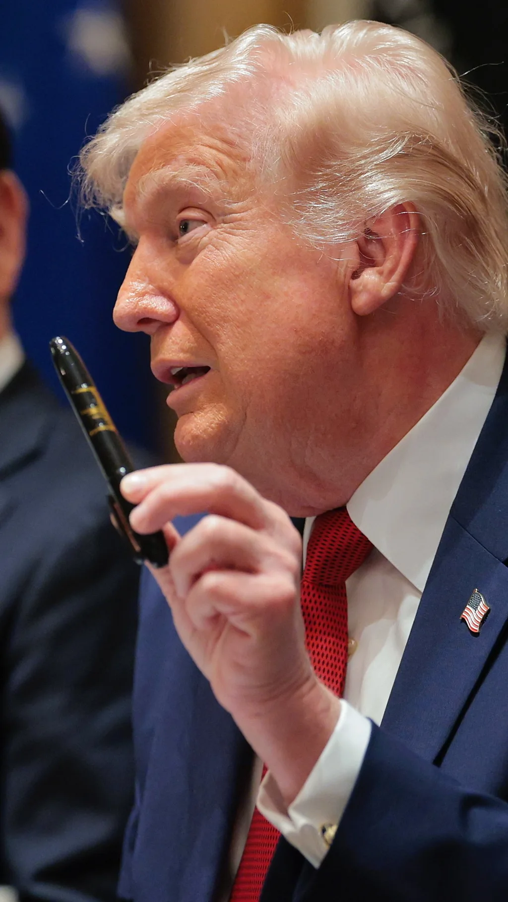 Дональд Трамп с ручкой