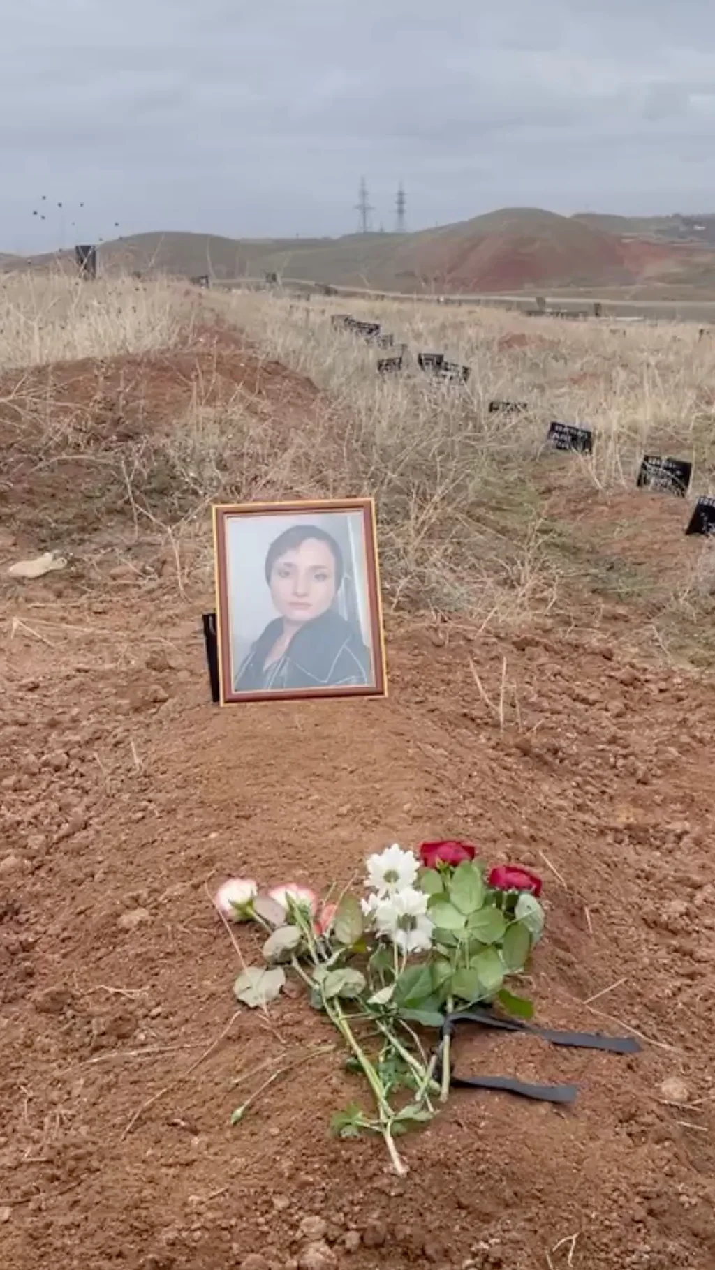 Портрет молодой девушки на свежей могиле