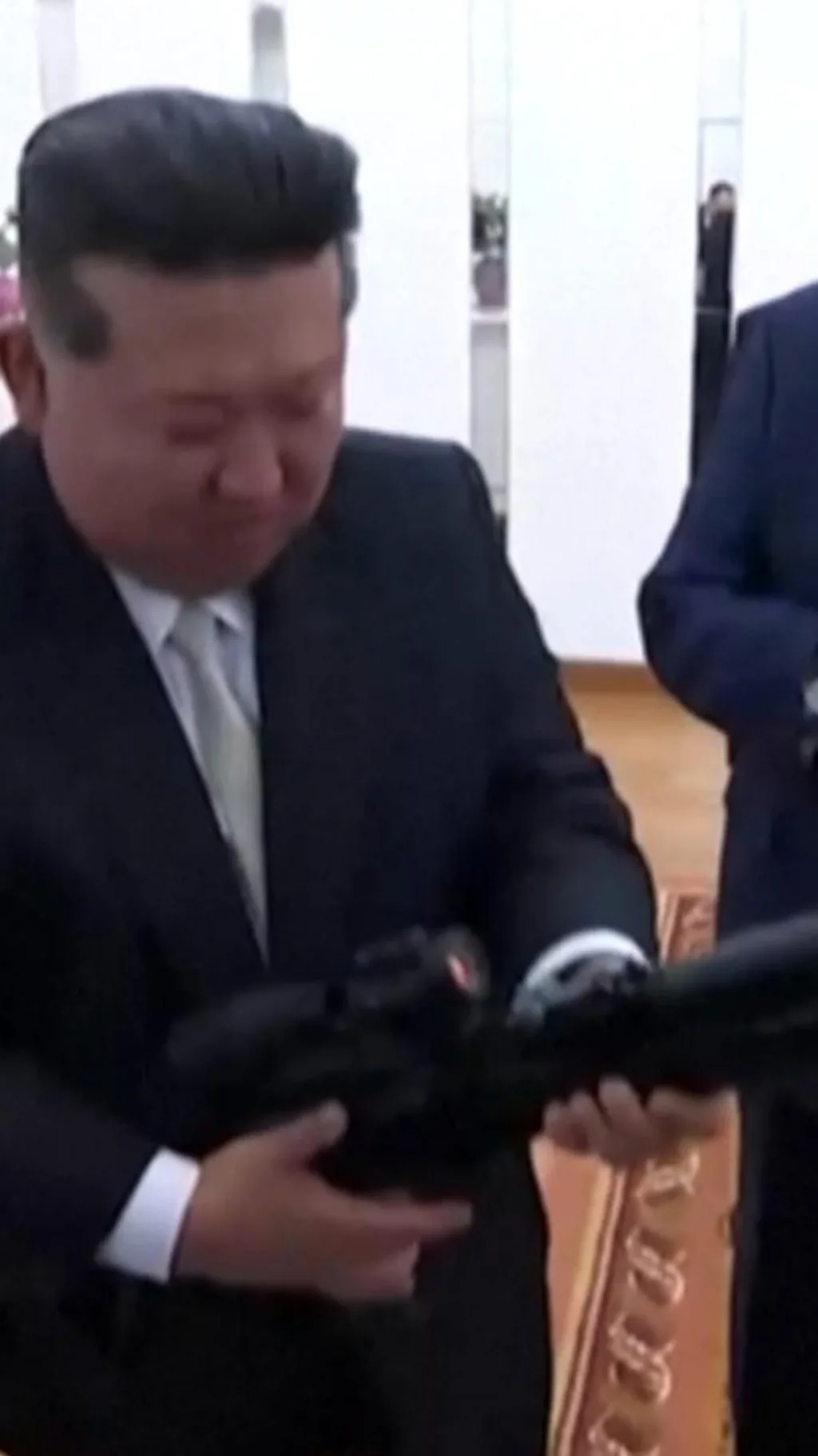 किम जोंग उन यांना स्वयंचलित रायफल गिफ्ट