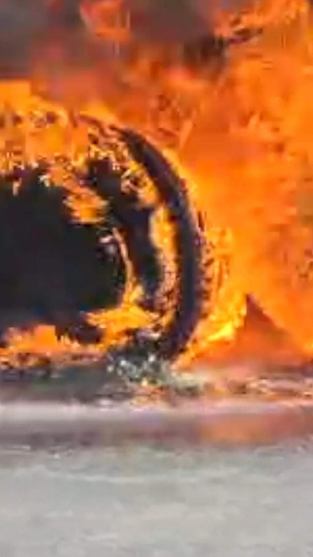 ટ્રકમાં આગને કારણે ટાયર એકસાથે ભડકે બળ્યા