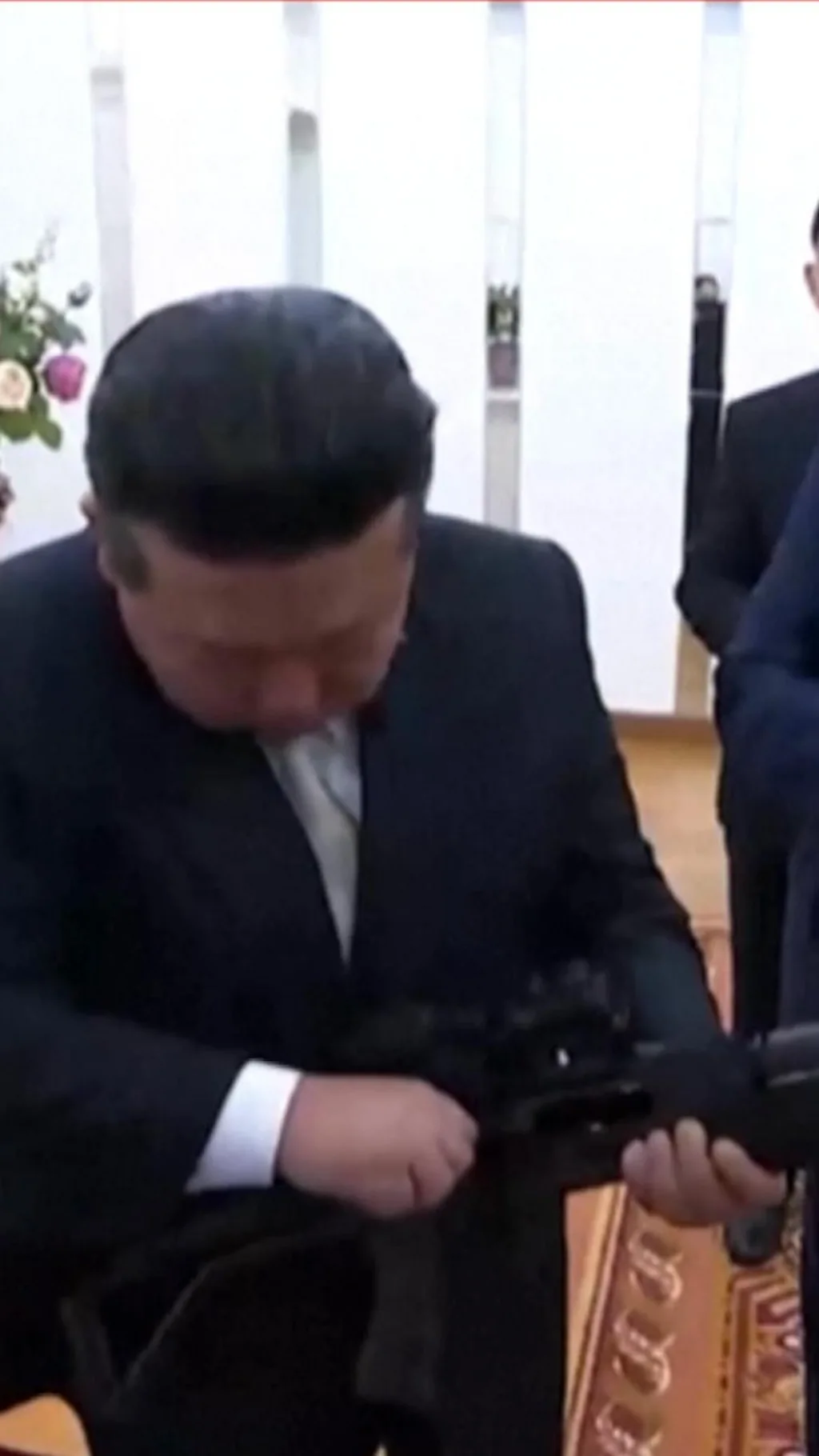 કિમ જોંગ ઉનને ભેટમાં મળી ઑટોમૅટિક રાઇફલ