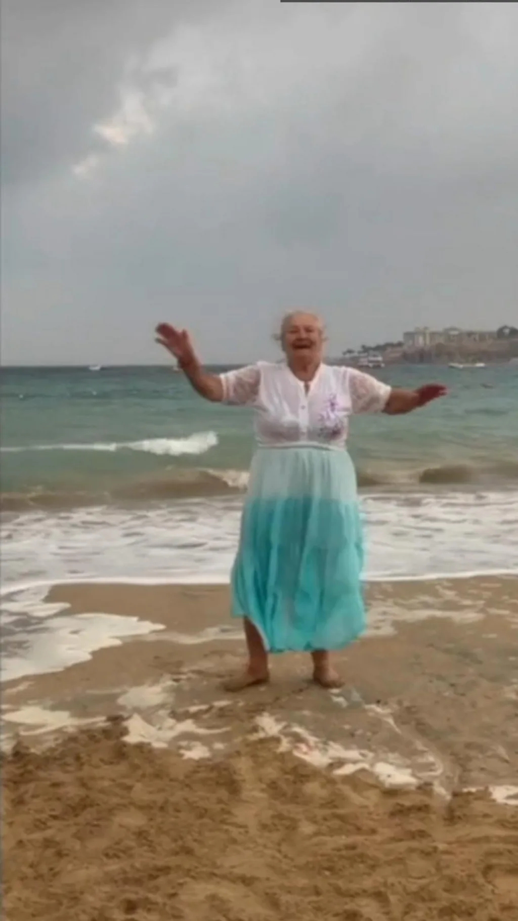 દરિયાકિનારે 85 વર્ષનાં દાદીમાની મસ્તી