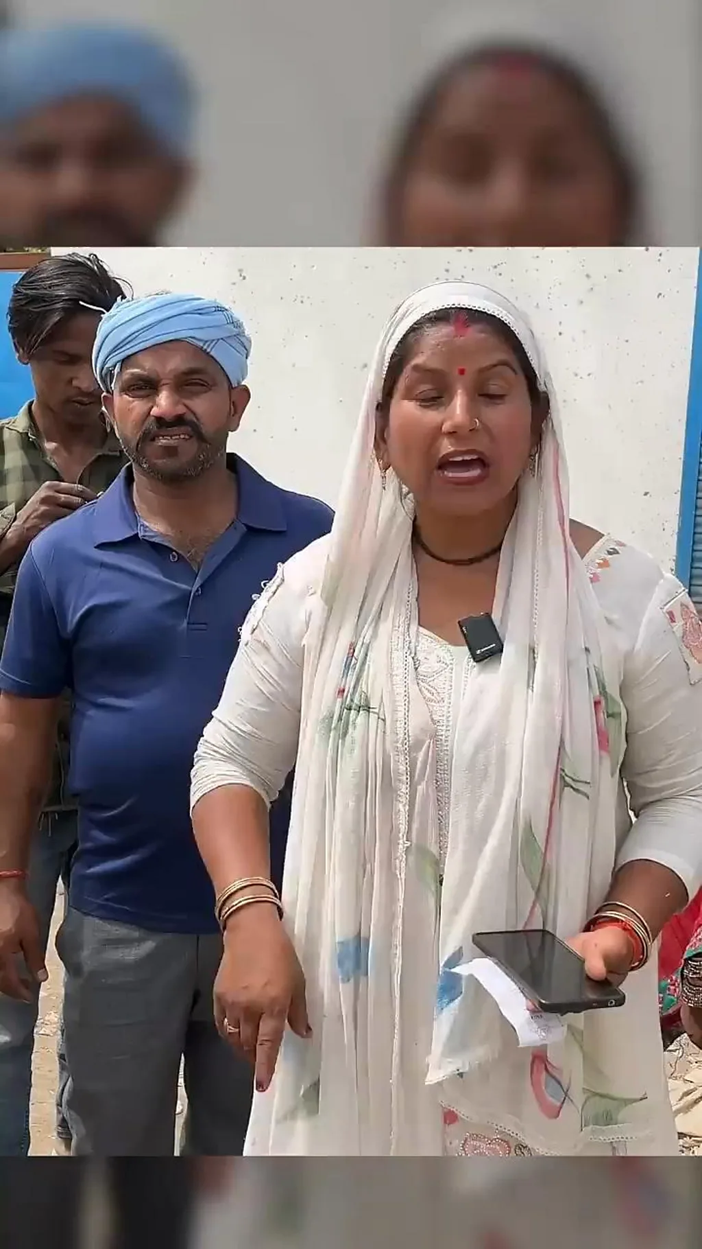 गैस सिलेंडर के लिए लाइन में खड़े लोग क्या बोले