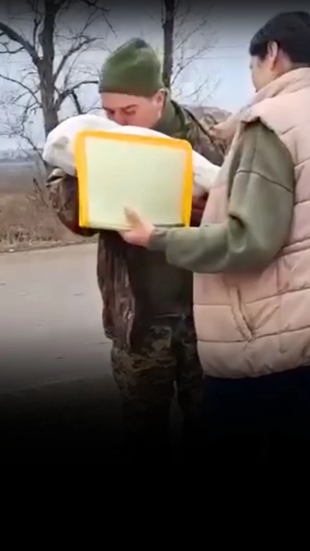 Дружина проїхала 200 км, щоби вперше показати новонароджену доньку чоловікові-військовому