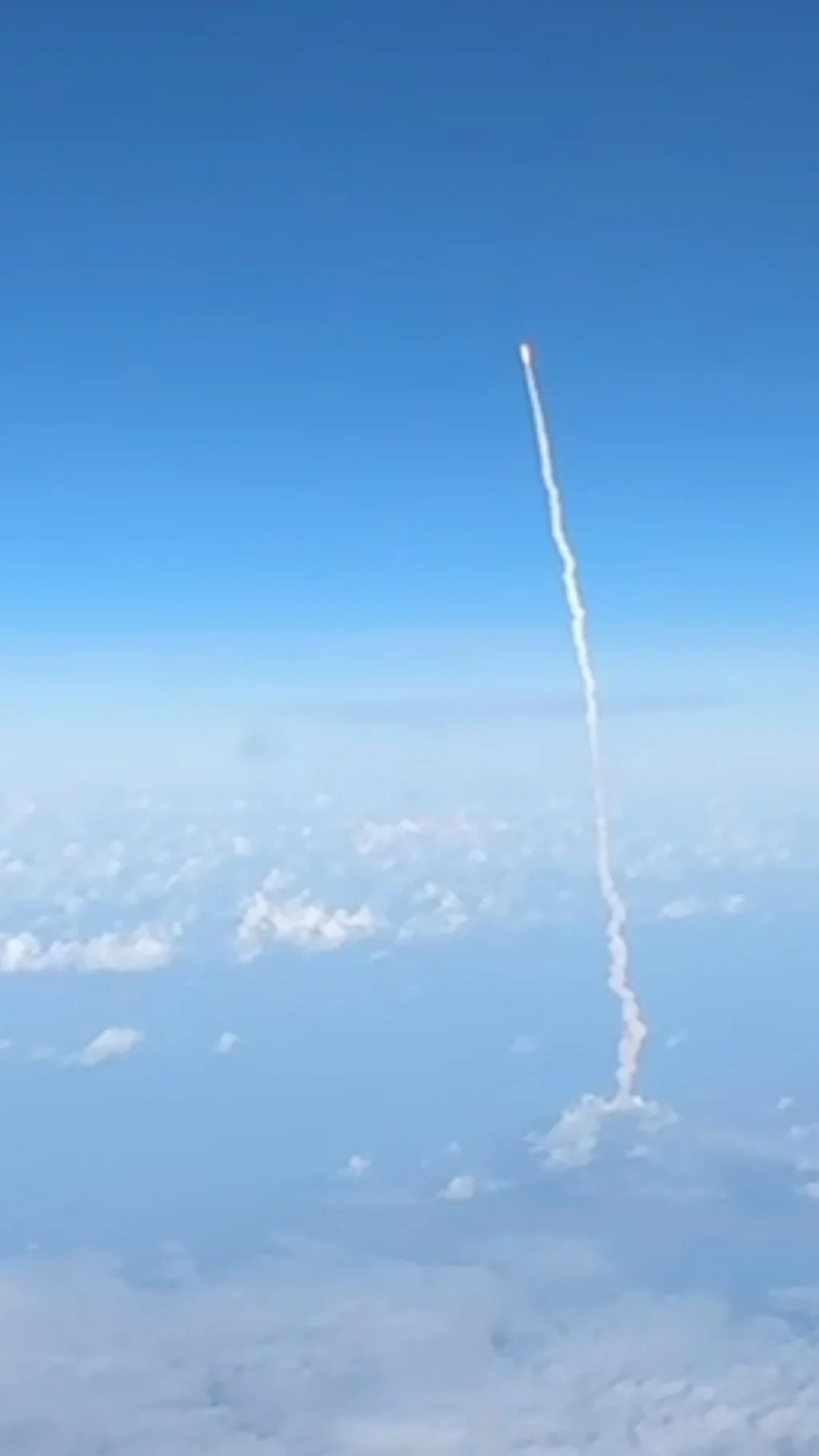 विमानबाट 'आर्टिमिस २' प्रक्षेपण हेर्दै यात्रुहरू