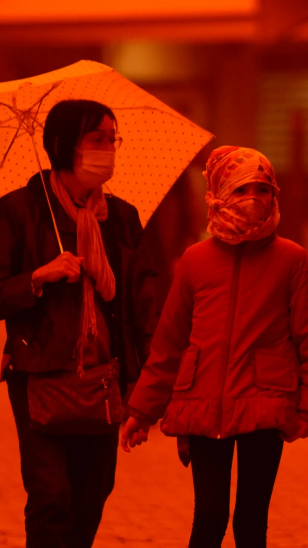 बालुवाका कण उडेपछि ग्रीसको आकाश रातो