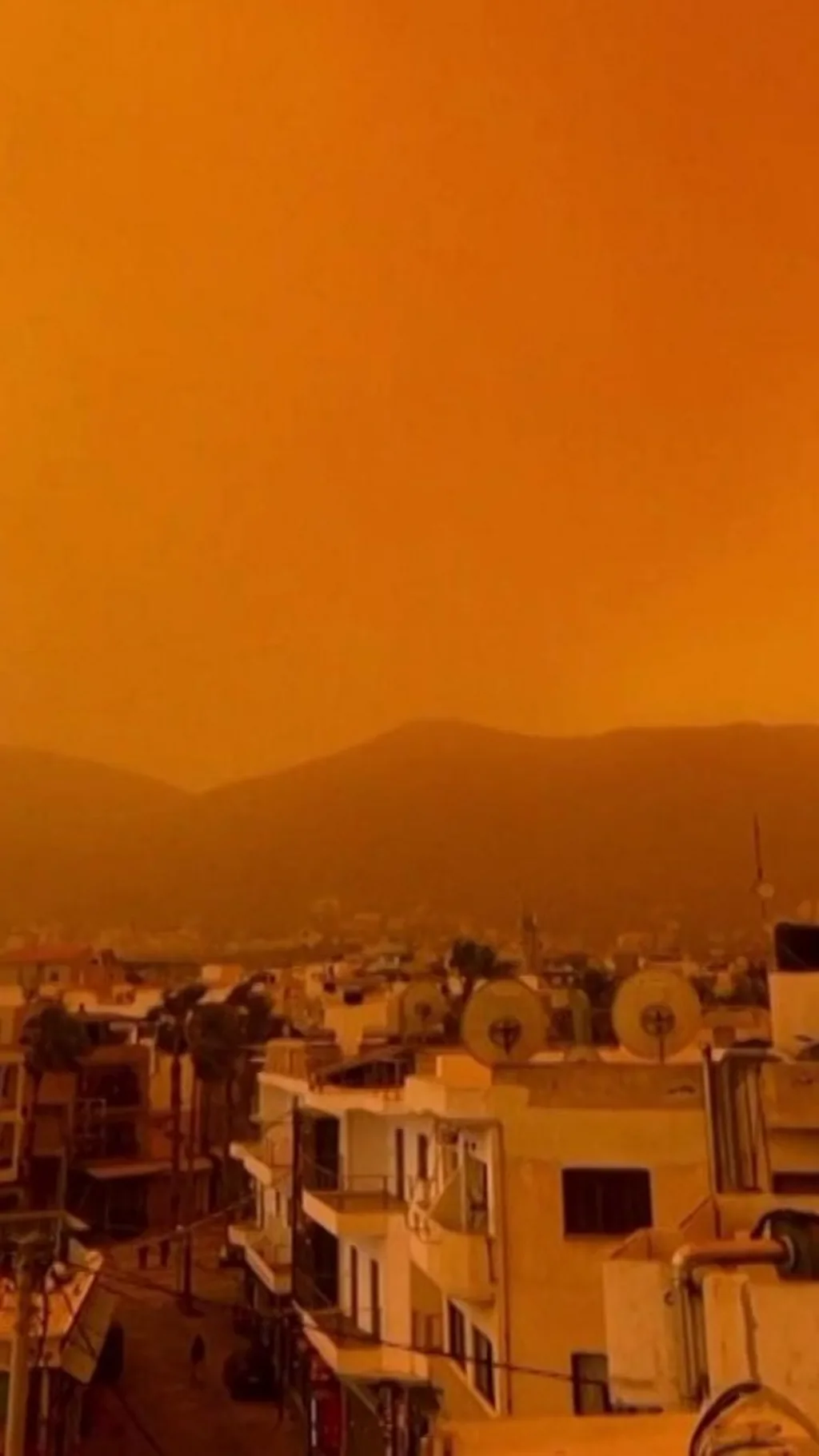 กรีซเผชิญฝุ่นทราย เปลี่ยนท้องฟ้าเป็นสีแดง