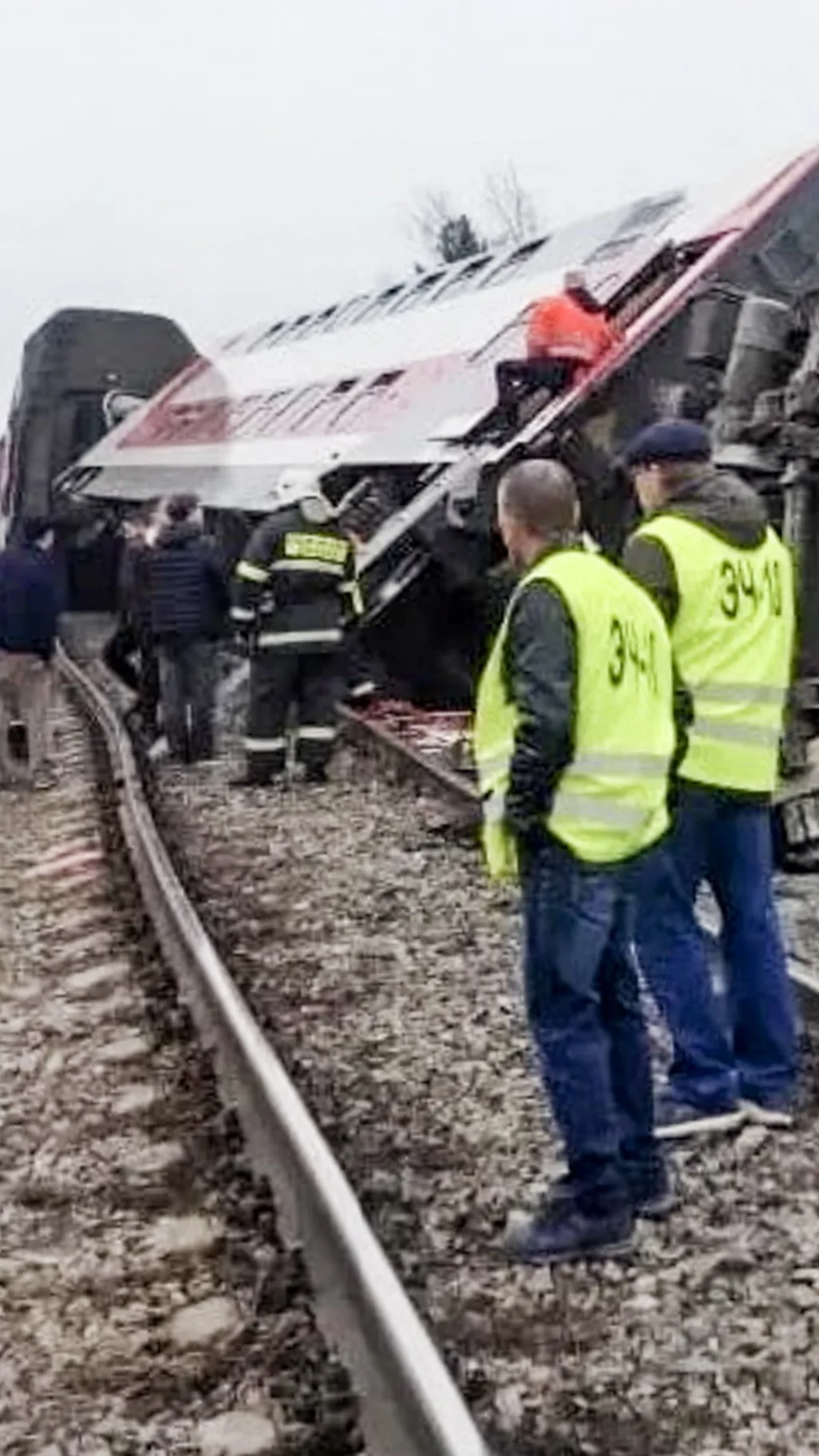 Обстановка на месте схода вагонов пассажирского поезда