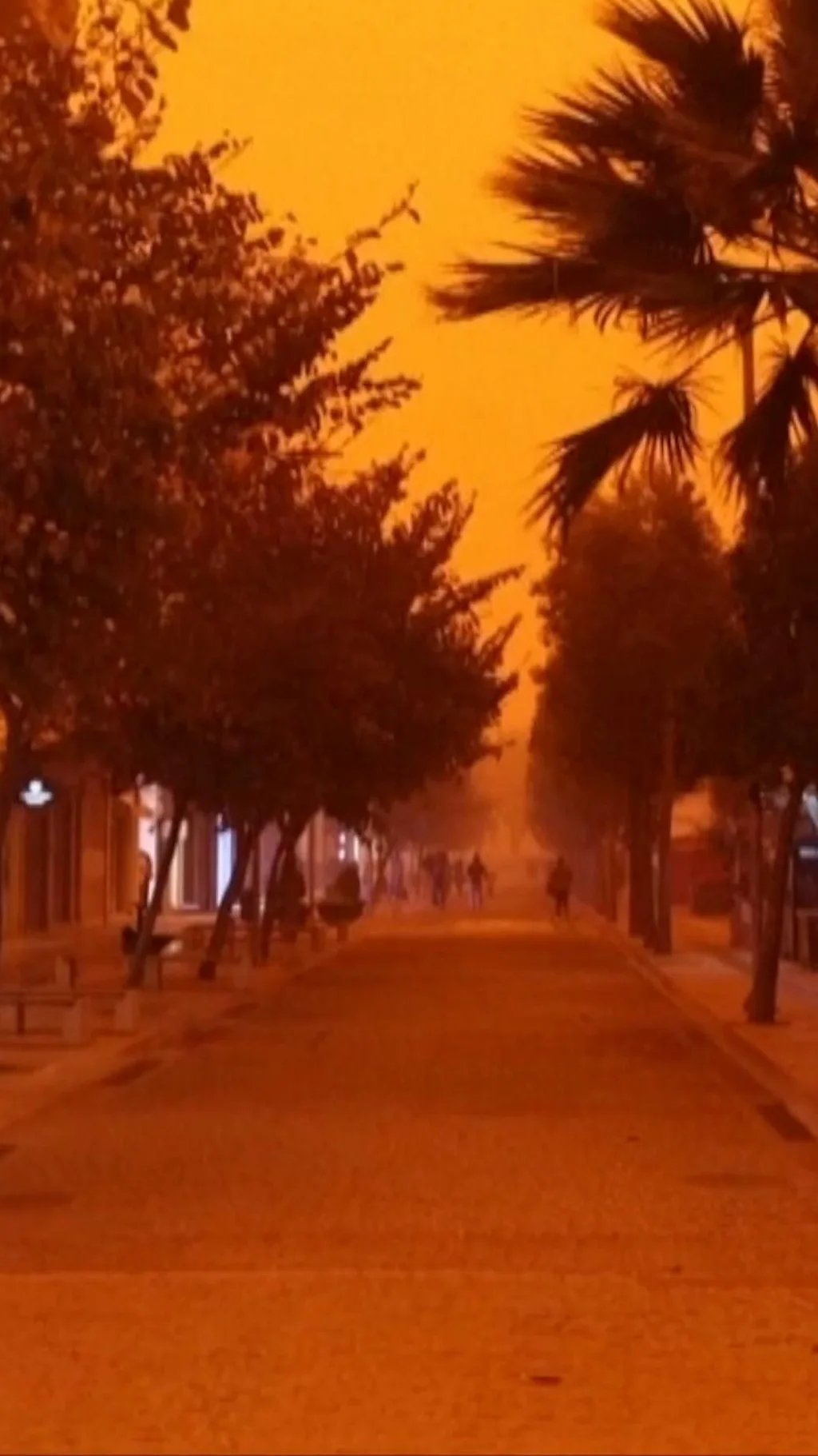 जब ग्रीस के आसमान का रंग लाल हो गया