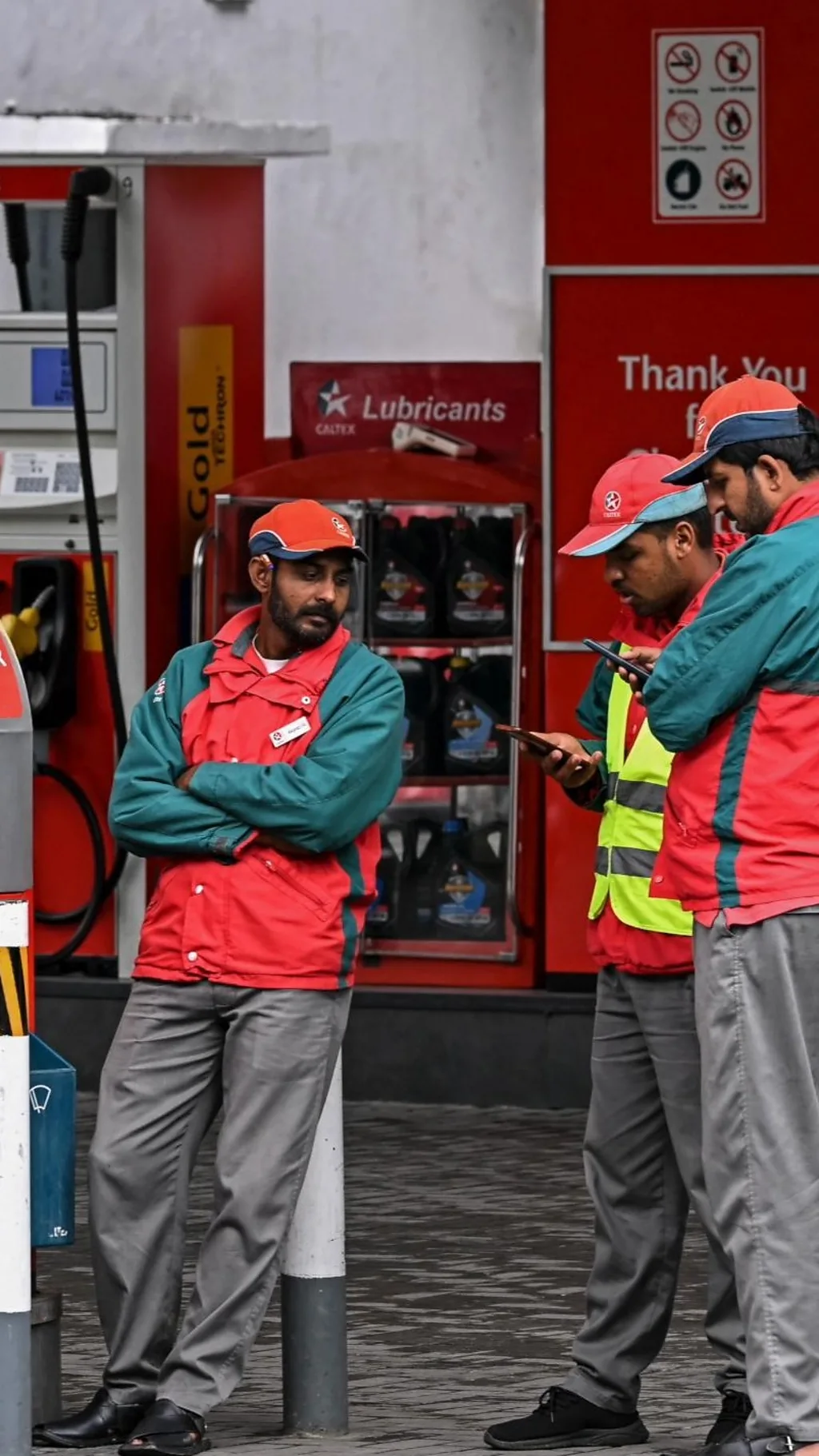 पाकिस्तान में पेट्रोल की क़ीमतों में बड़ी कटौती