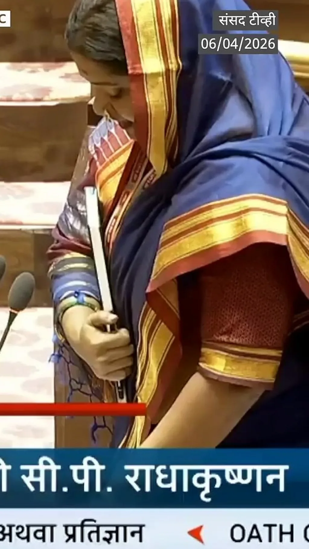 ज्योती वाघमारेंनी सावित्रीबाईंच्या पेहरावात घेतली राज्यसभेची शपथ