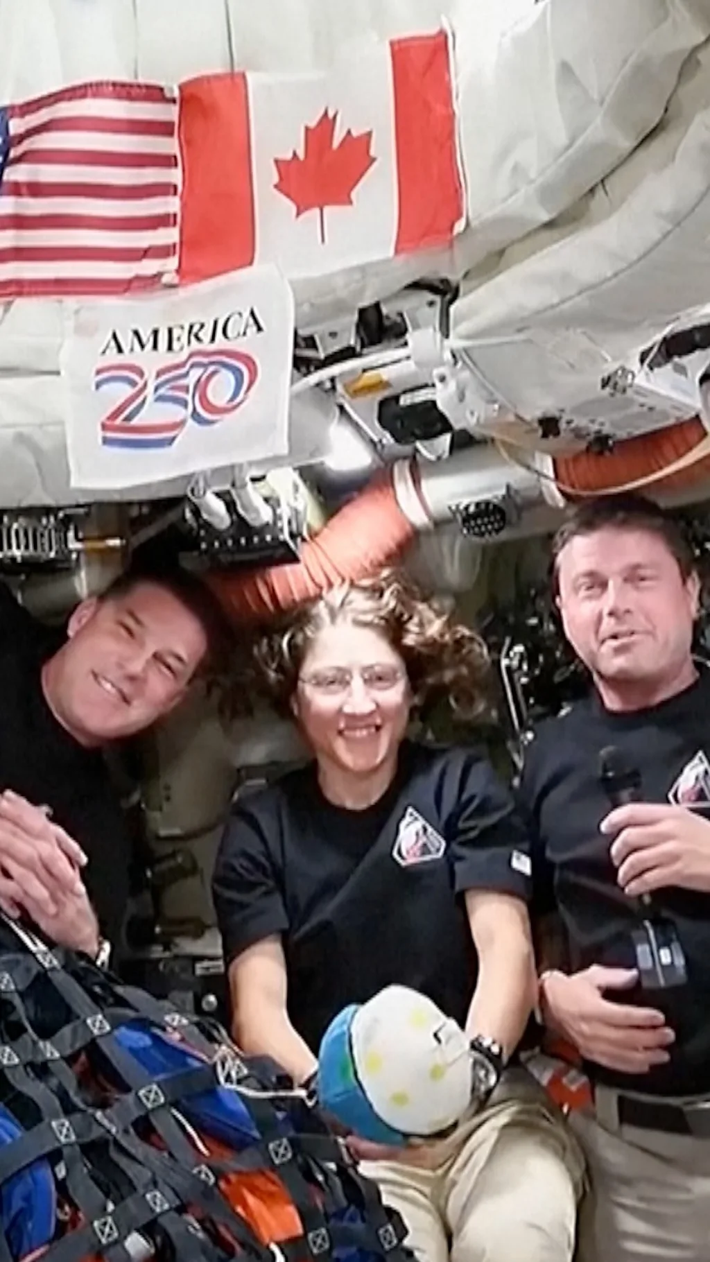 астронавты в космосе