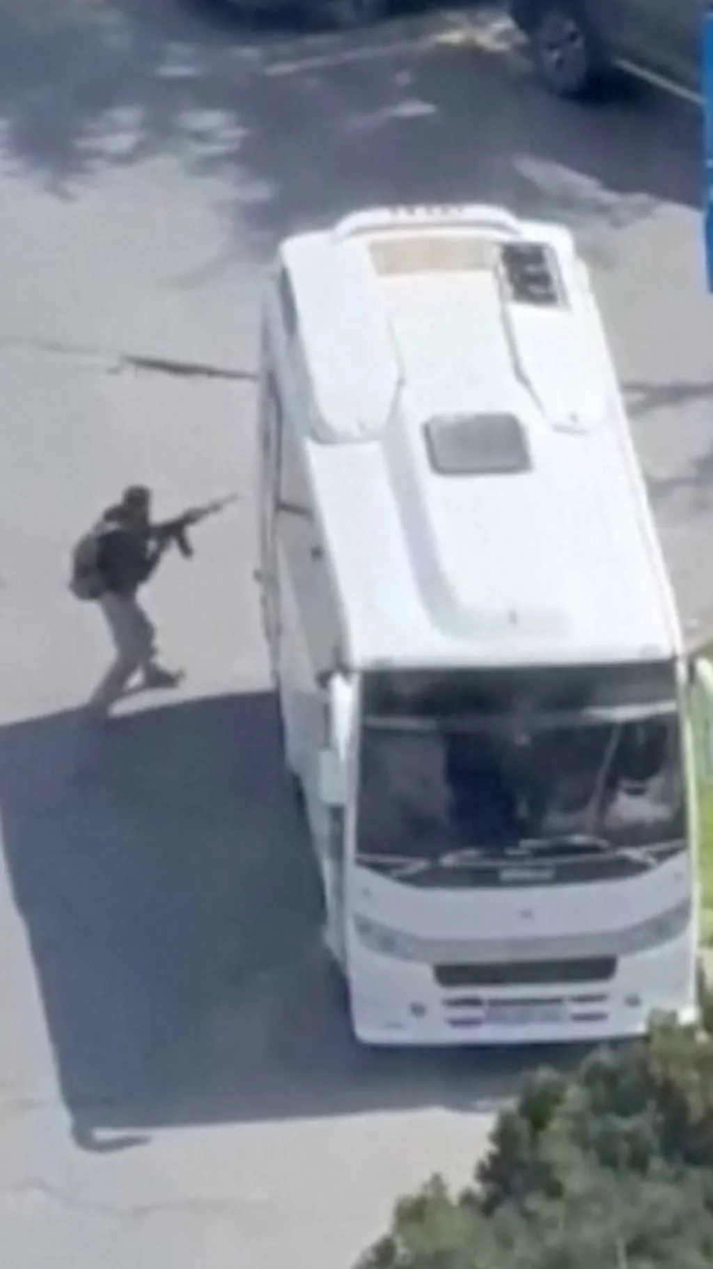 стрелок прячется за автобусом