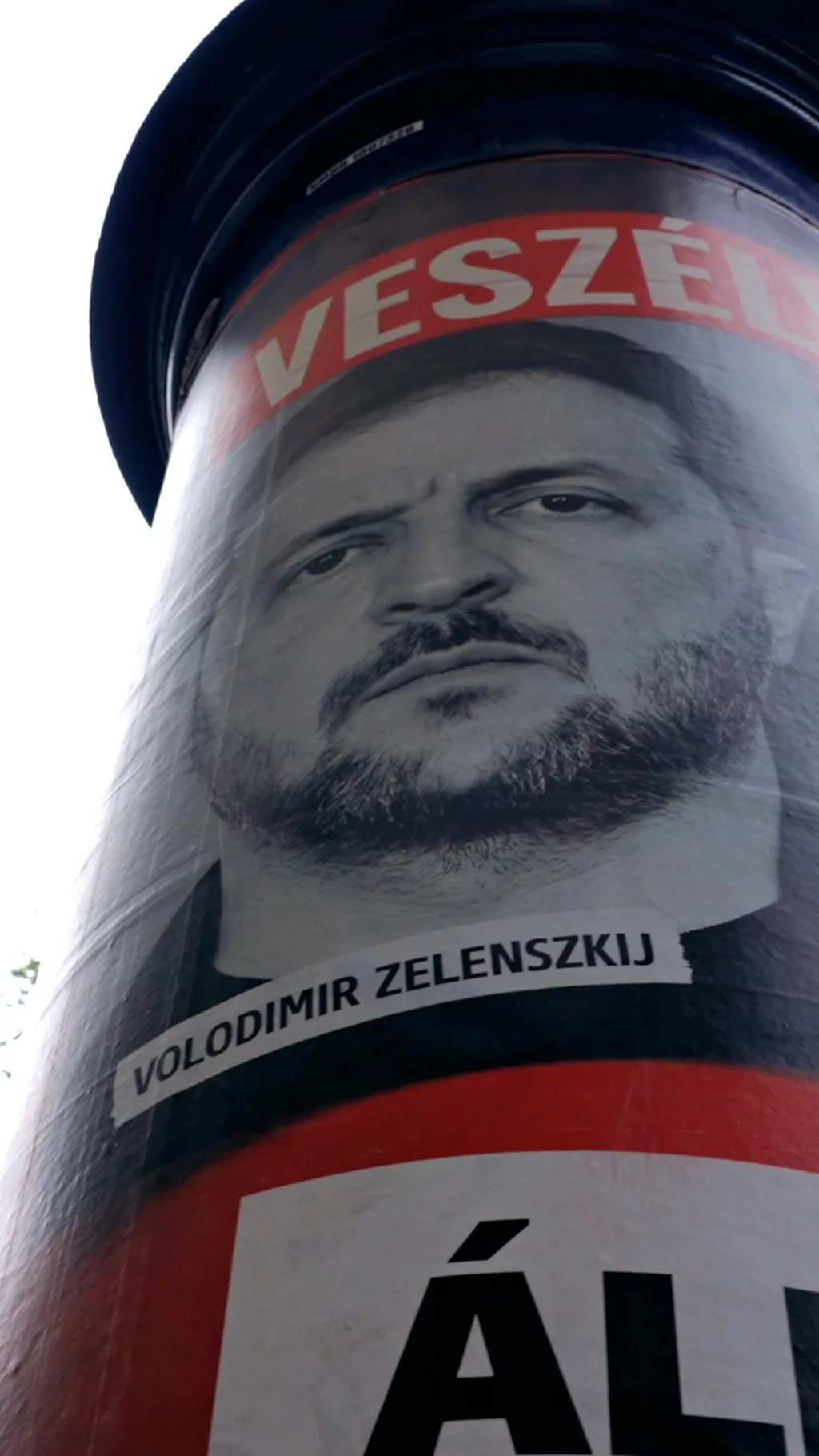 Портрет Зеленского на уличной колонне