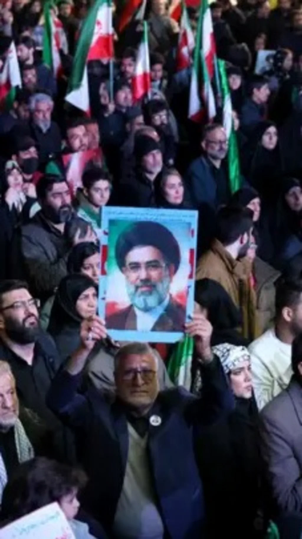 گردهمایی ایرانیان در تهران پس از اعلام خبر توافق آتش‌بس