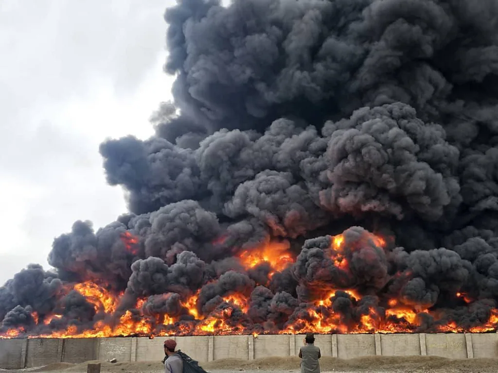 آتشسوزی گسترده در بندر ابونصر فراهی باعث خسارات گسترده مالی شده است