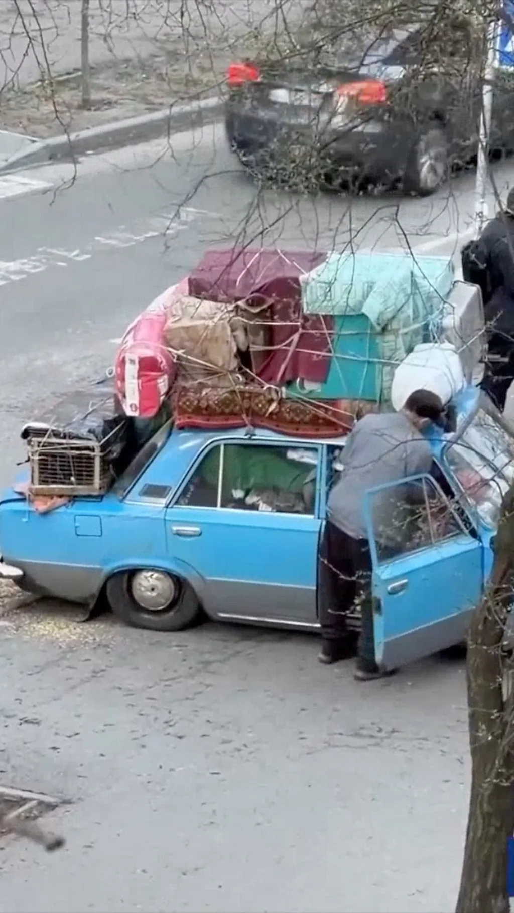 дідусь на стареньких синіх Жигулях