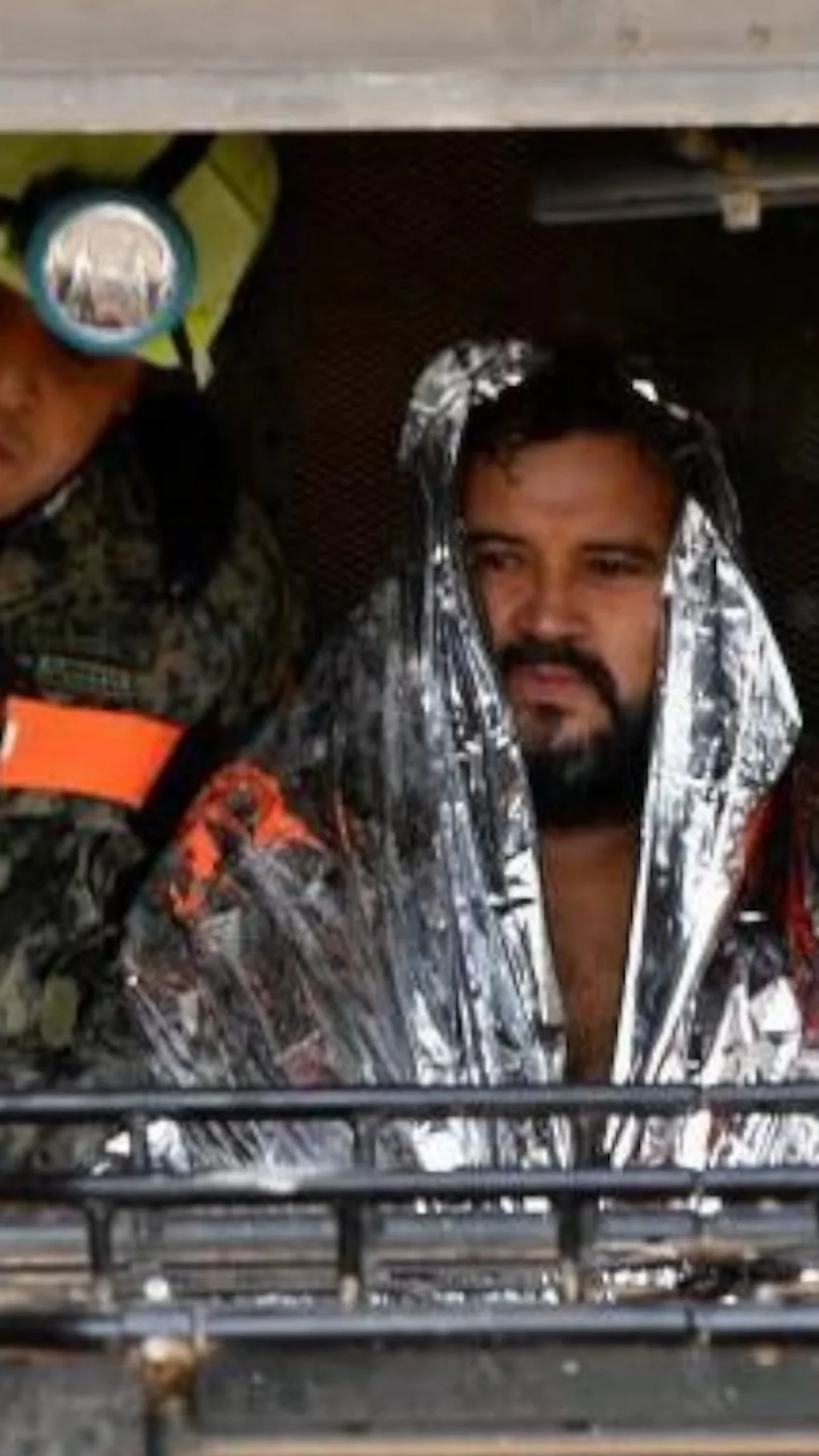 نجات معدنچی پس از دوهفته از عمق ۳۰۰ متری زمین