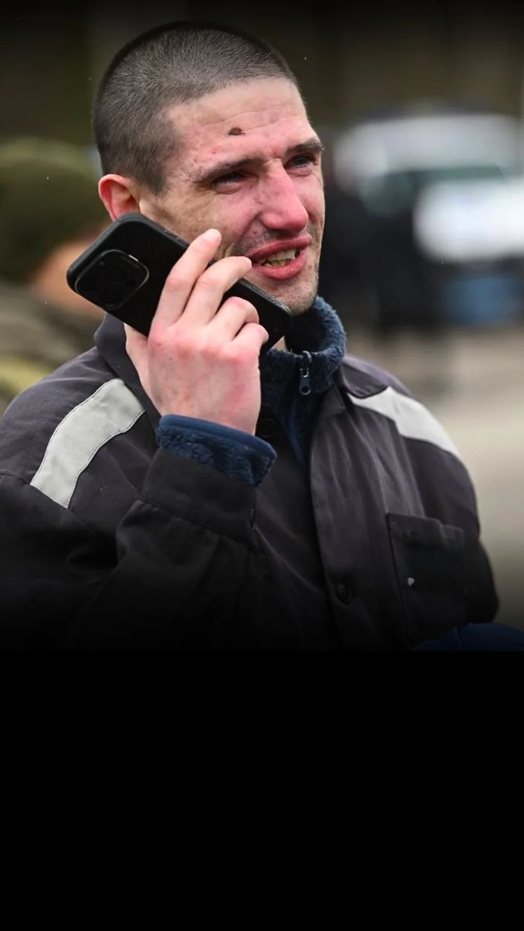 Військовий після звільнення з полону просить бабусю спекти йому пампушків і печива.