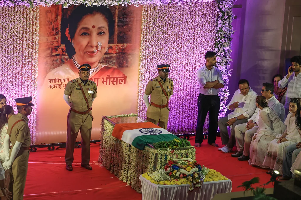 تجمع گسترده مردم برای آخرین وداع با آشا بهوسلی، آوازخوان افسانه‌ای هند