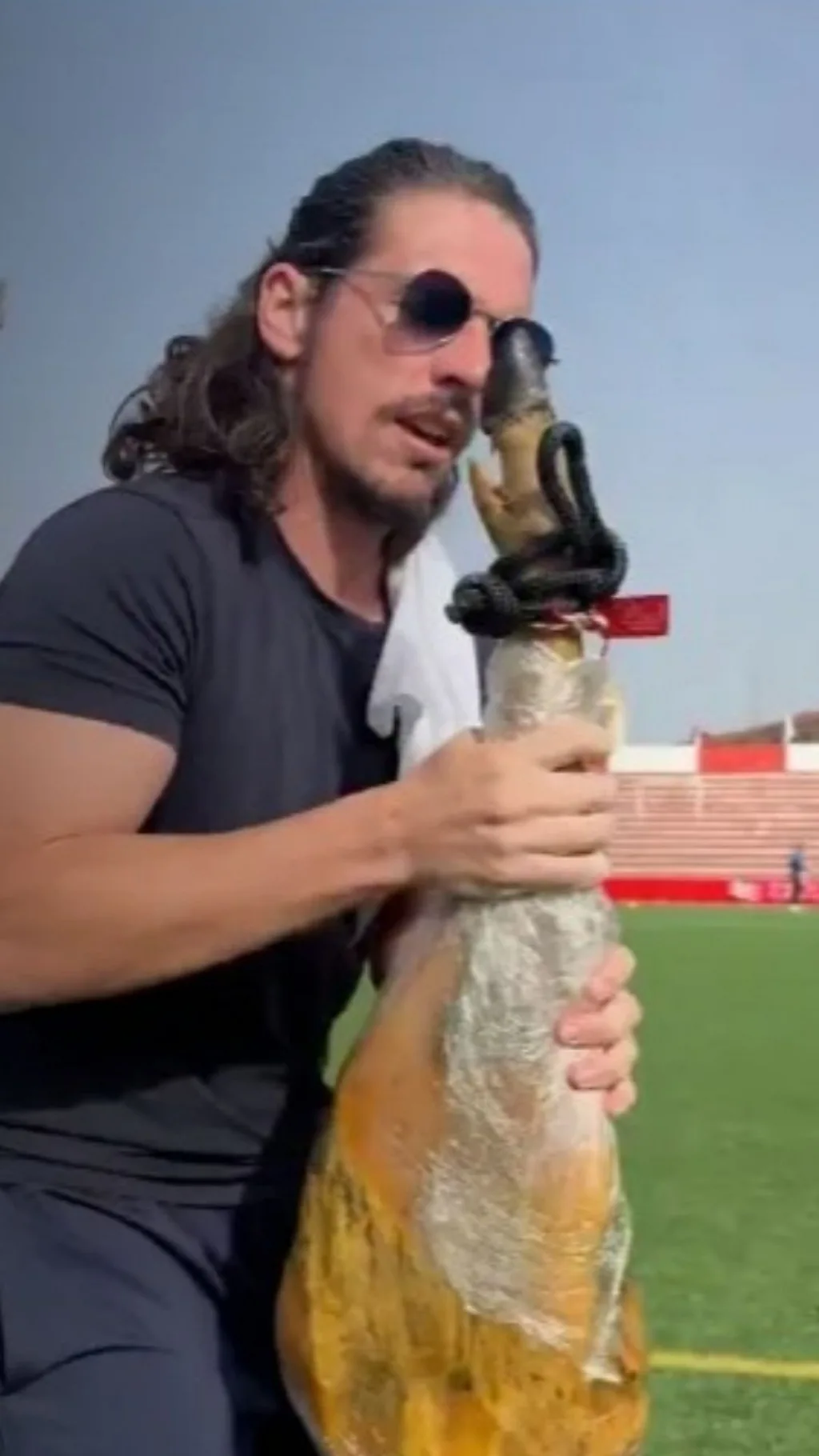 رئيس ناد إسباني يطارد لاعبين مسلمين برجل خنزير